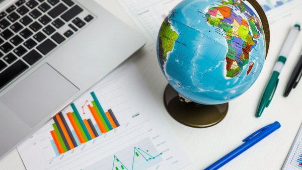تخلق الأعمال التجارية العالمية فرصًا استثمارية دولية، مما يساعد البلدان والشركات على تعبئة رأس المال بفعالية.