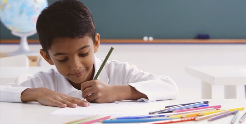 Des pays comme l'Inde collaborent avec des organisations internationales pour développer des services de santé abordables et améliorer la qualité de l'éducation.